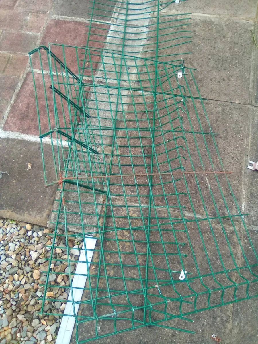 VARIOUS.   PIECES.  OF.  GREEN.  SECURITY. FENCING - Image 1