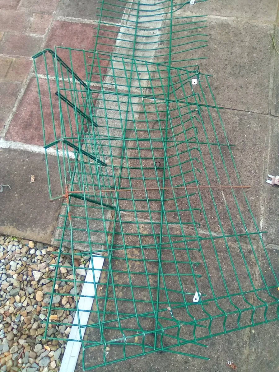 VARIOUS.   PIECES.  OF.  GREEN.  SECURITY. FENCING - Image 2