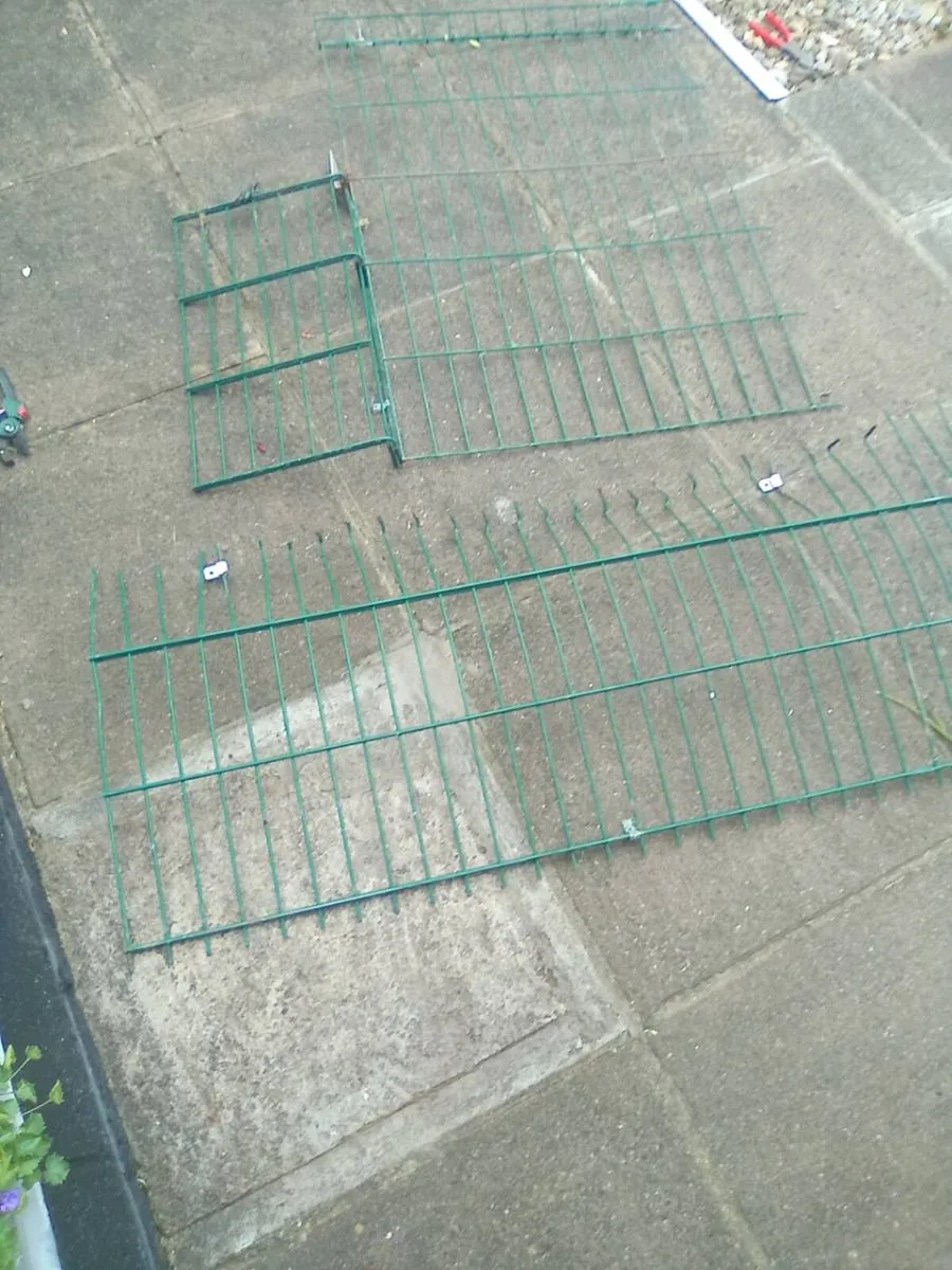 VARIOUS.   PIECES.  OF.  GREEN.  SECURITY. FENCING - Image 3