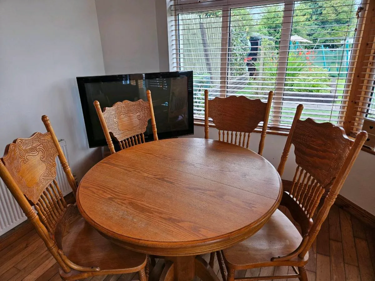 Solid pine table and 4 chairs - Image 2