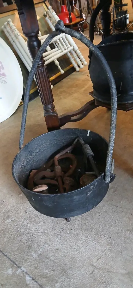 Antique skillet pot with handle - Image 2