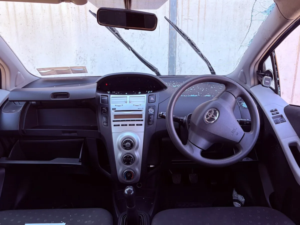 2007 Toyota Yaris for parts - Image 4