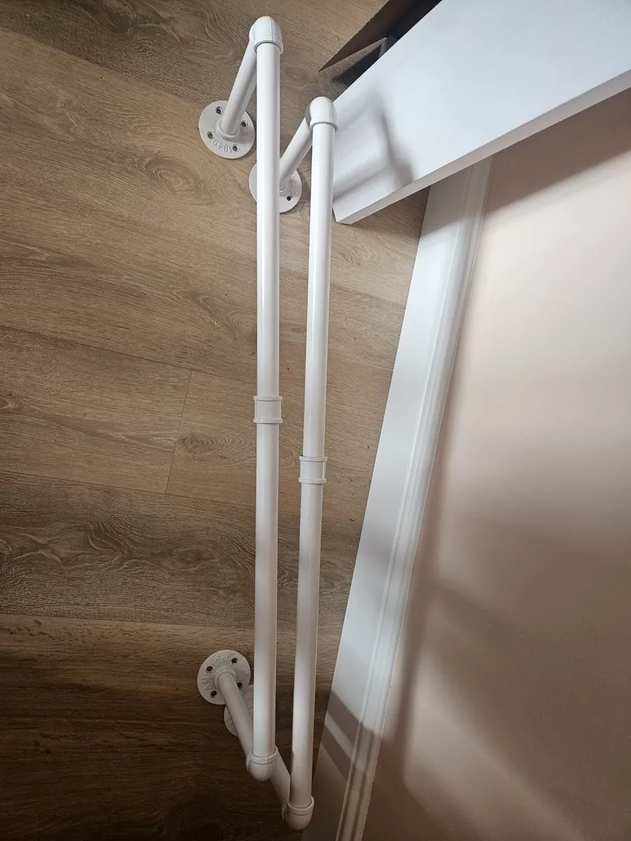 Free Wall mounted clothes rail