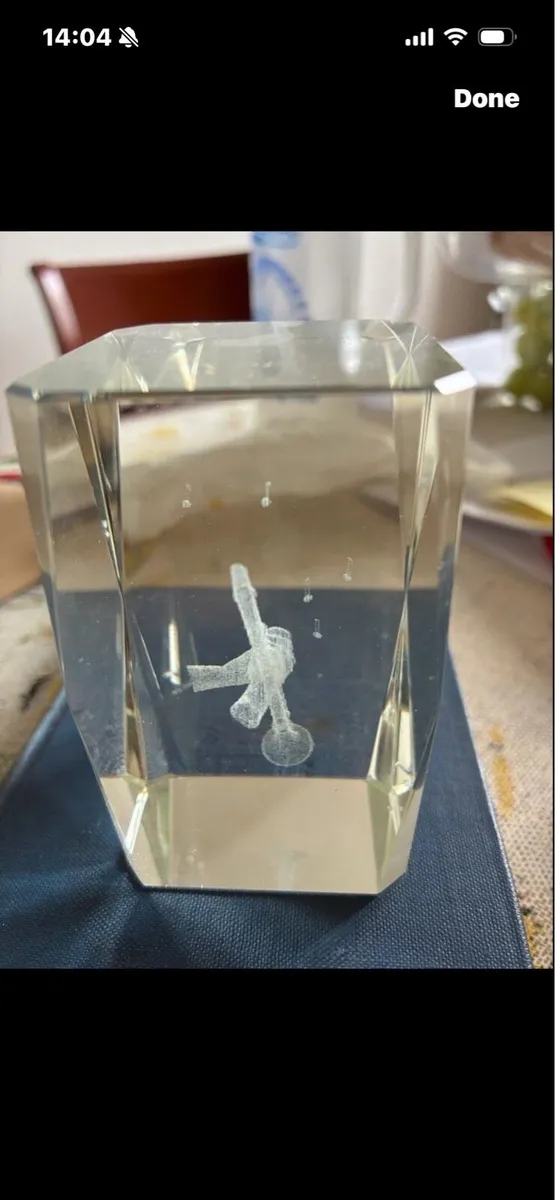 3D inscribed Glass Clarinet Player - Image 3