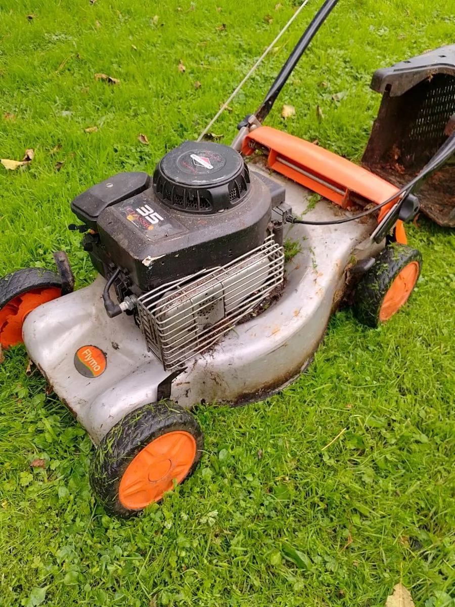 Flymo Briggs petrol lawnmower - Image 2
