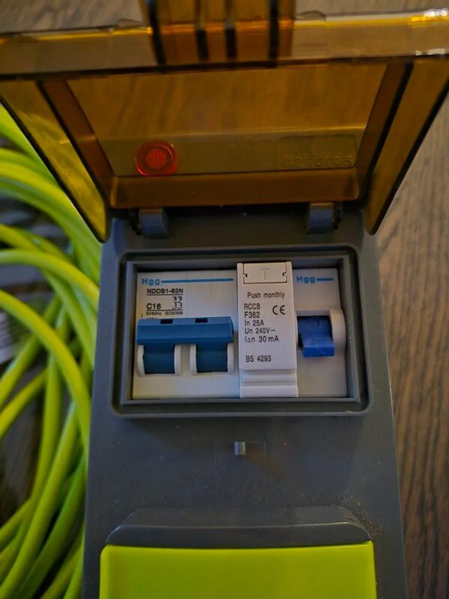 Halfords 16A 240V Mobile Mains Power Unit Camping 3 Sockets - Image 2