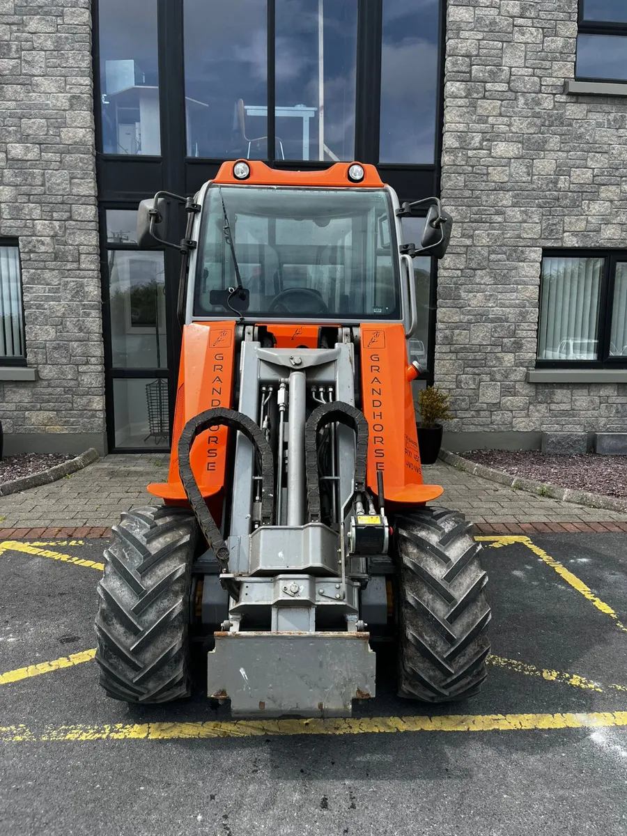 Castgroup Pixy 45-T Compact Wheeled Loader - Image 2