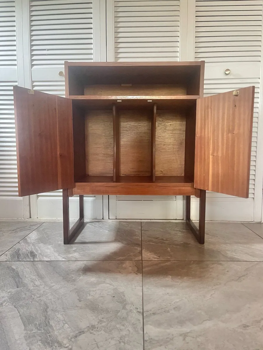 A mid century record / vinyl cabinet - Image 2