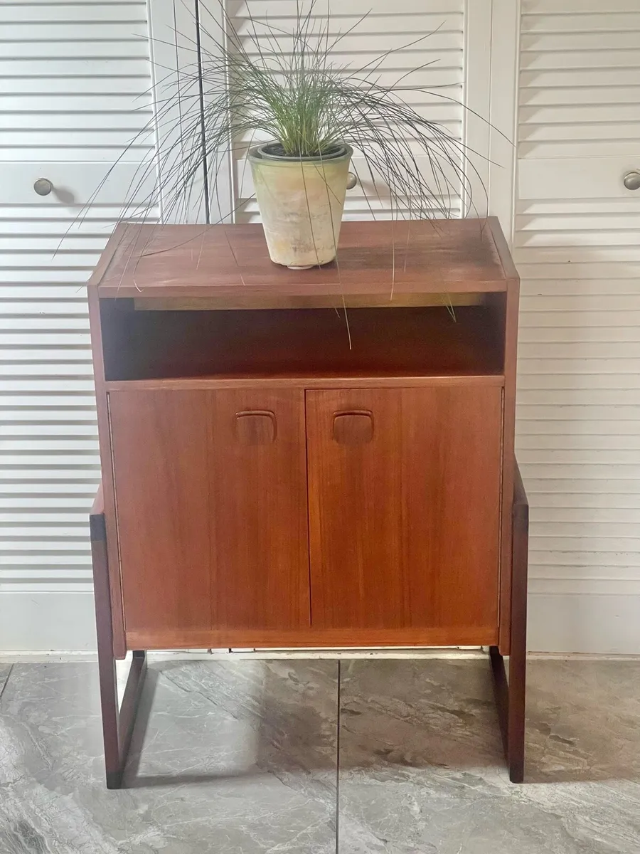 A mid century record / vinyl cabinet - Image 3