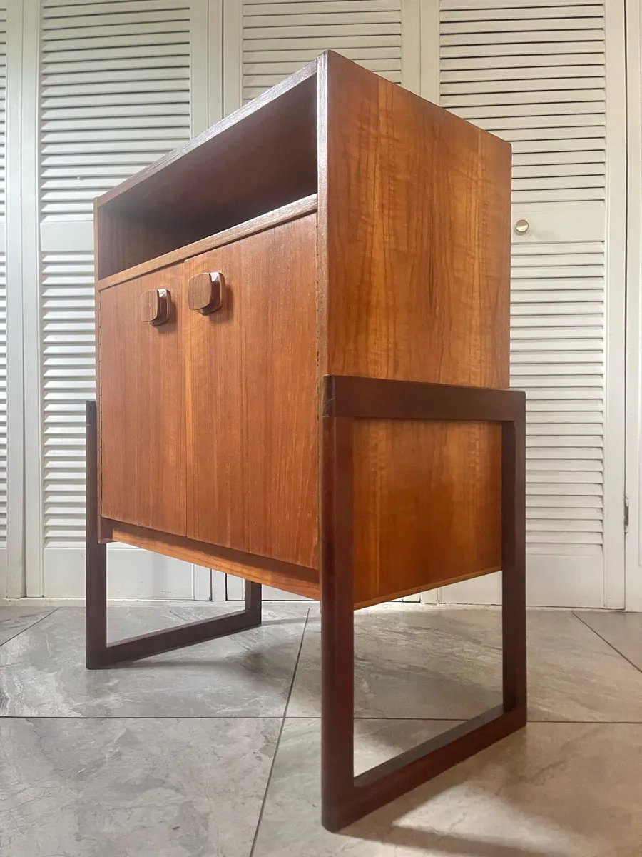 A mid century record / vinyl cabinet - Image 4