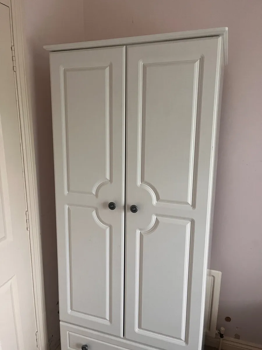 Wardrobe free standing - Image 1