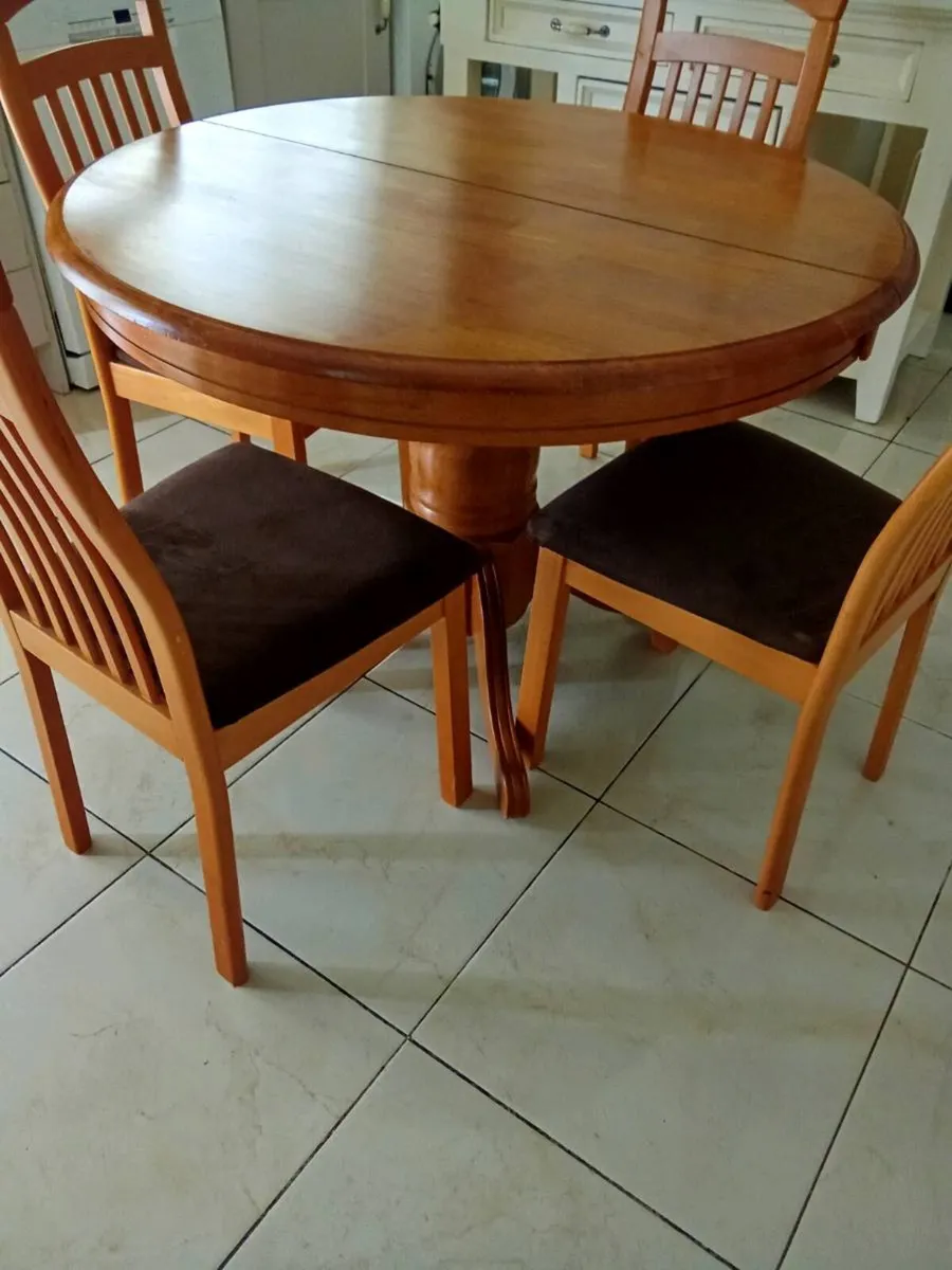 Kitchen table and chairs - Image 1