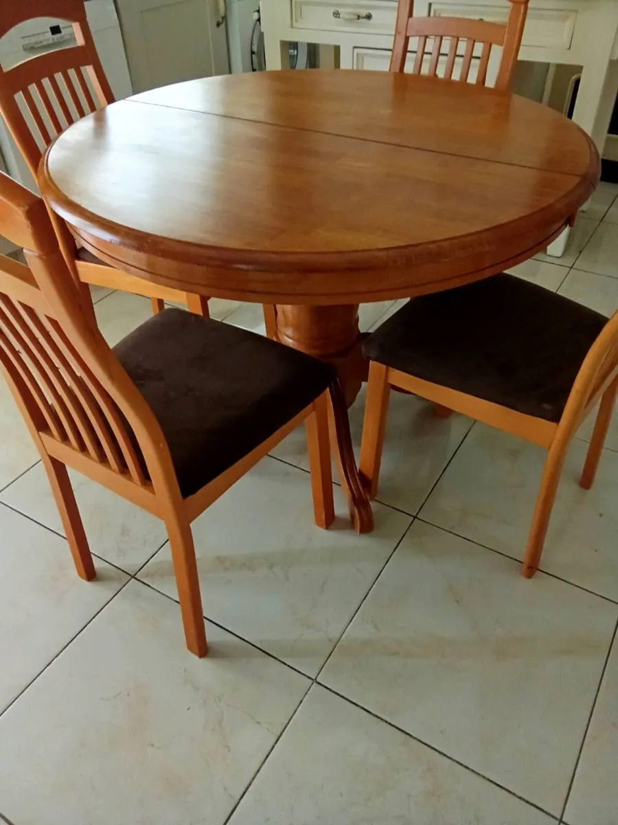 Kitchen table and chairs - Image 2