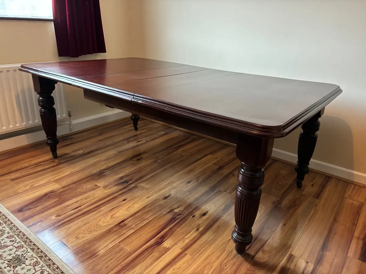 Mahogany dining table - Image 1