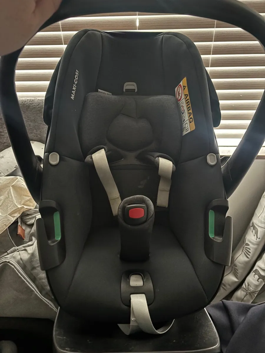 Maxi Cosi car seat & ISO Fix - Image 1