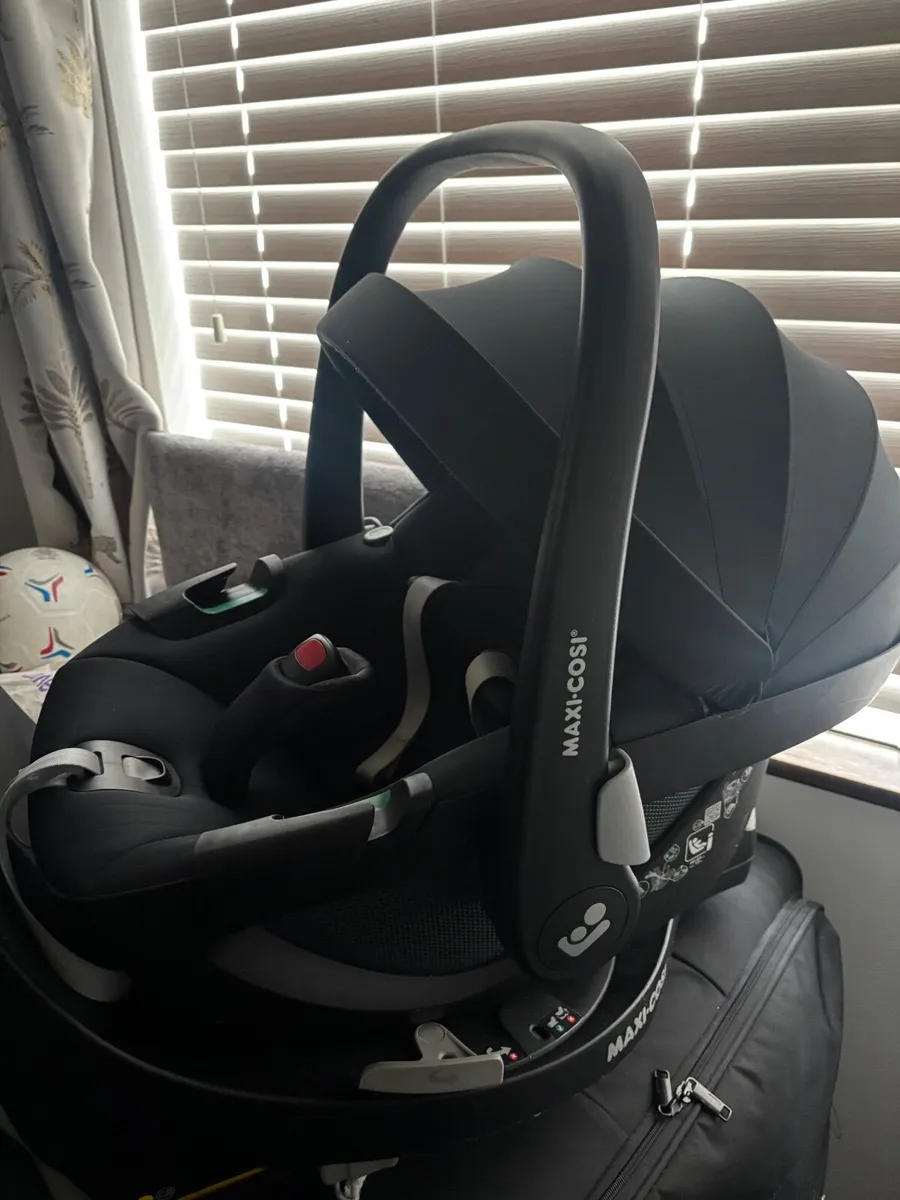 Maxi Cosi car seat & ISO Fix - Image 3