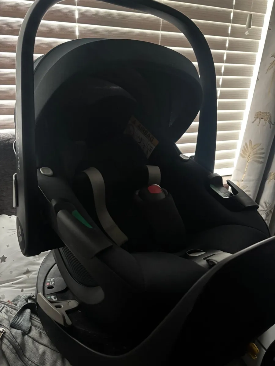 Maxi Cosi car seat & ISO Fix - Image 4