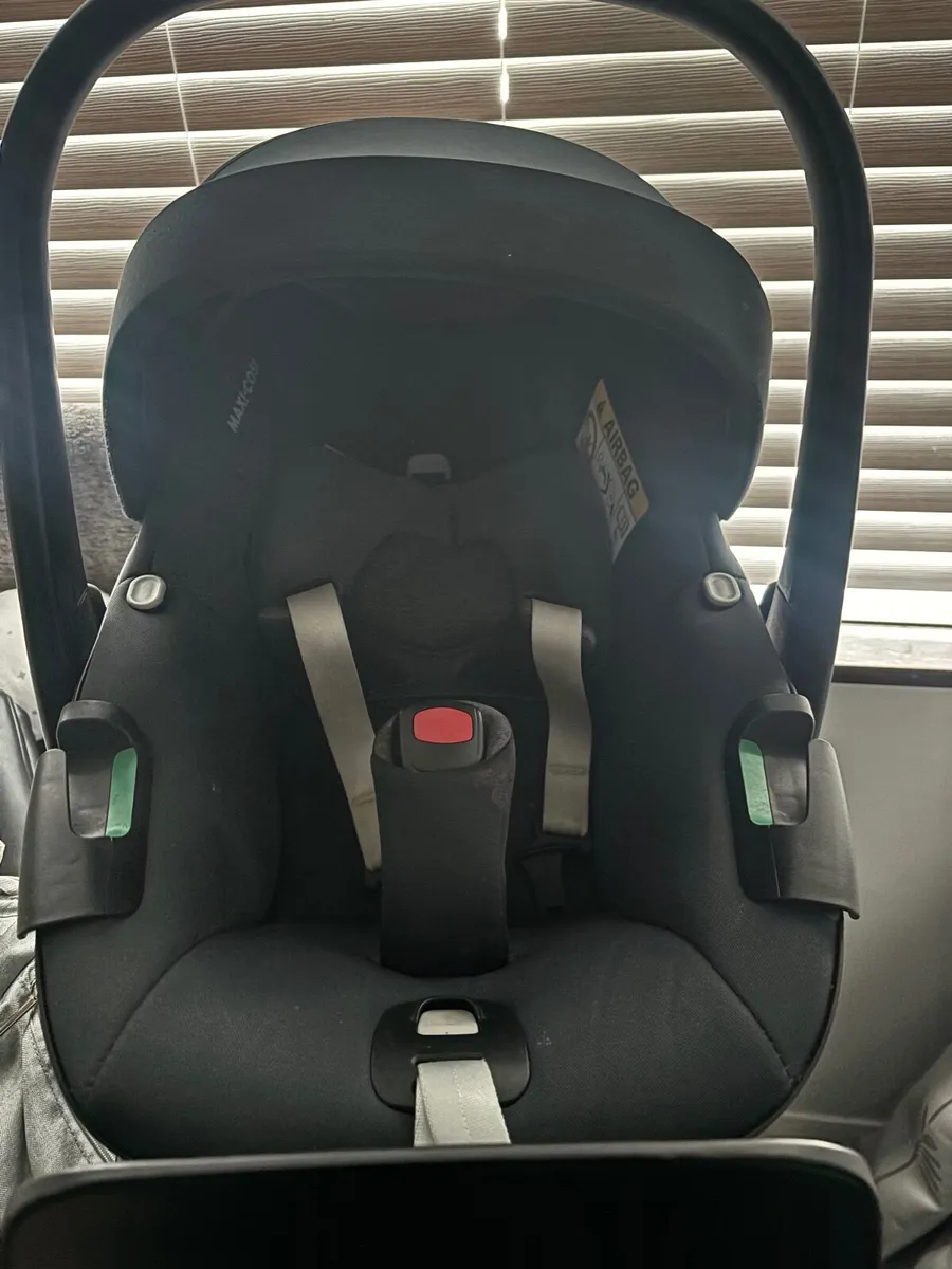 Maxi Cosi car seat & ISO Fix - Image 2