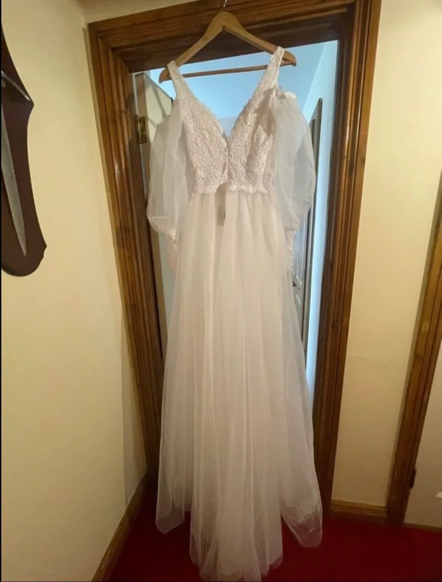 Wedding dresses - Image 4