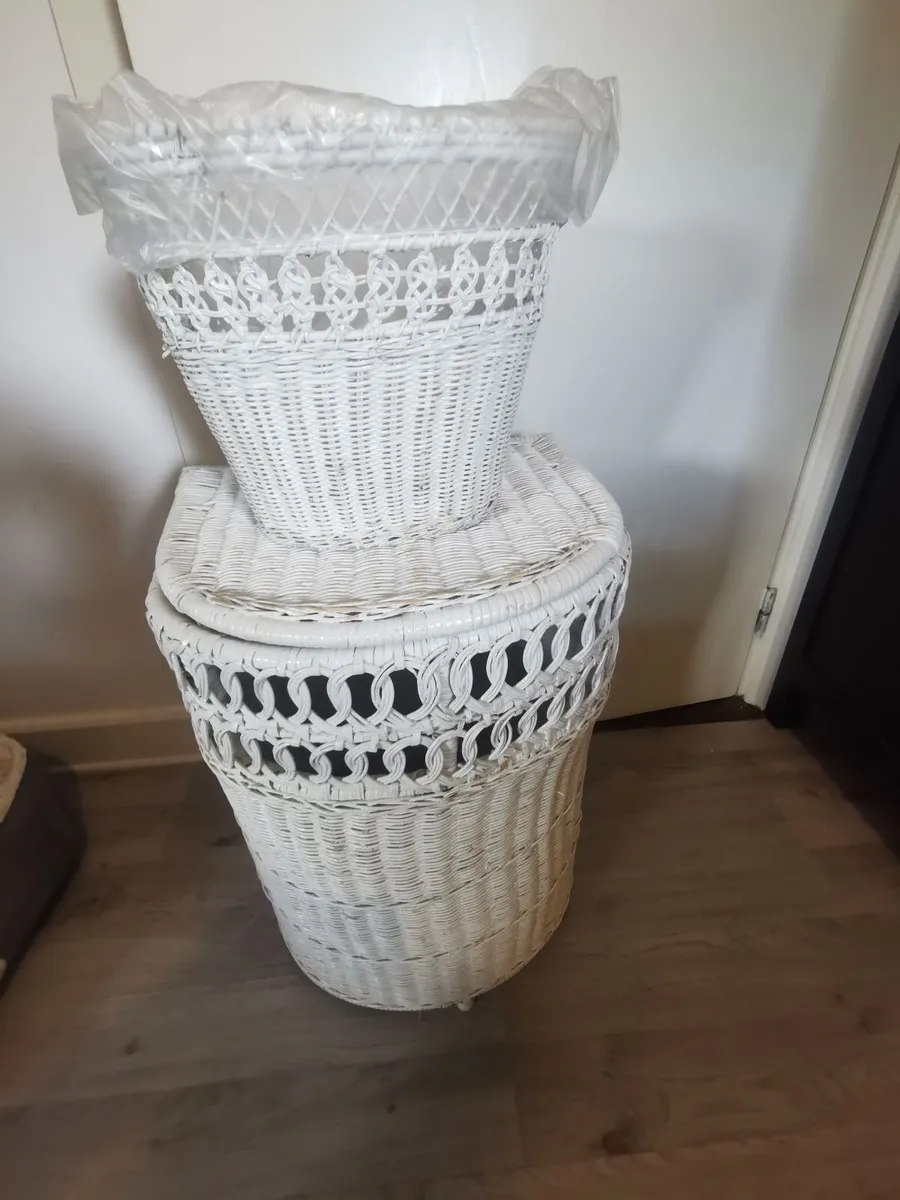 White wicker laundry hamper and matching wastebask - Image 2