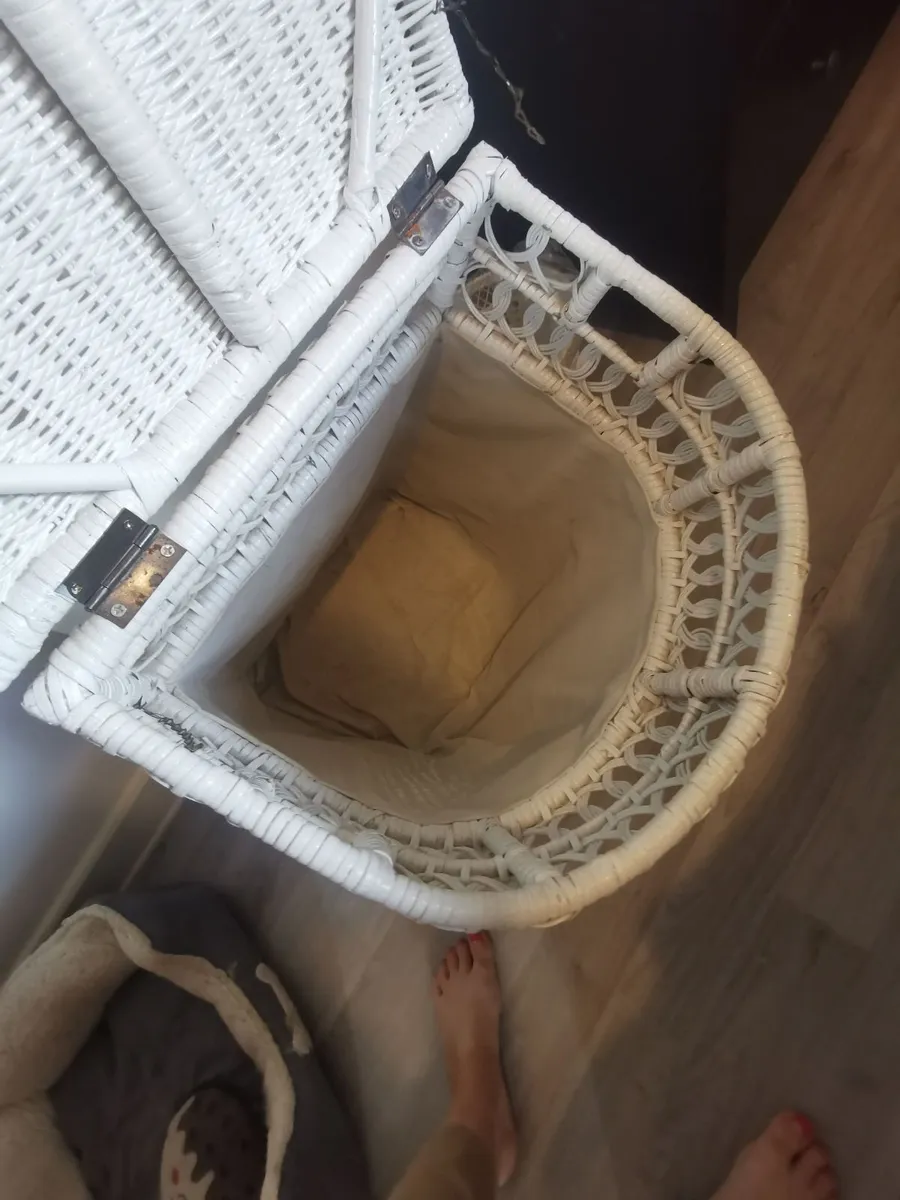 White wicker laundry hamper and matching wastebask - Image 3