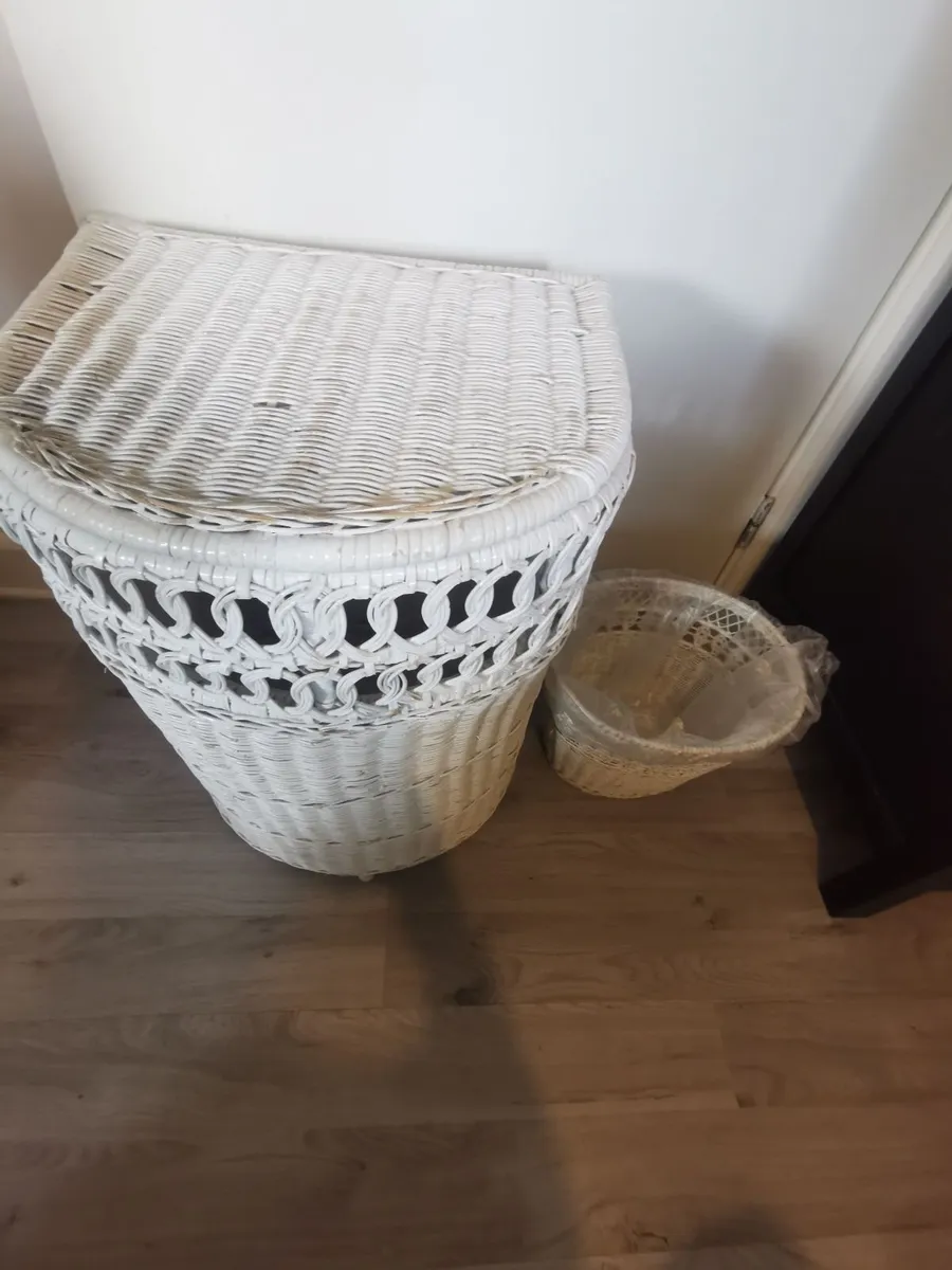 White wicker laundry hamper and matching wastebask - Image 4