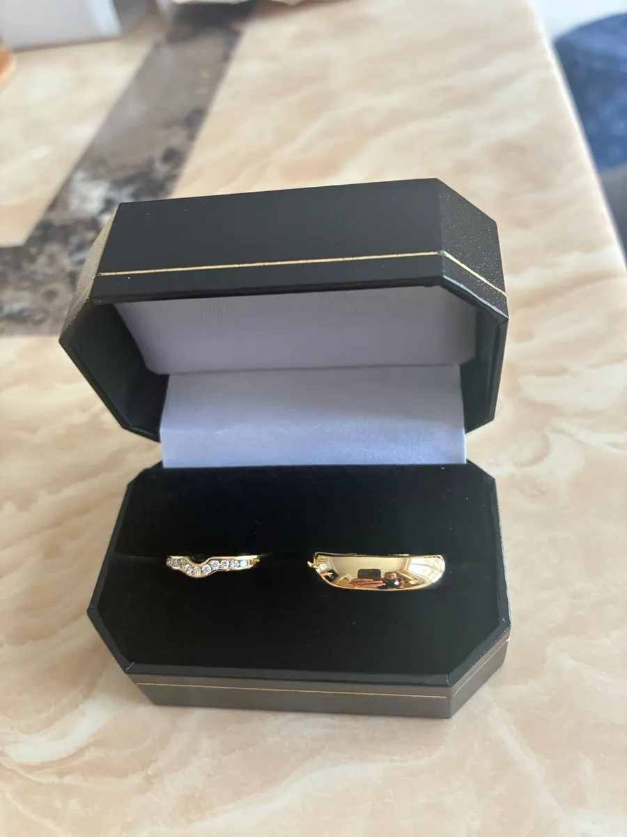 Two 18 kt wedding bands - Image 1
