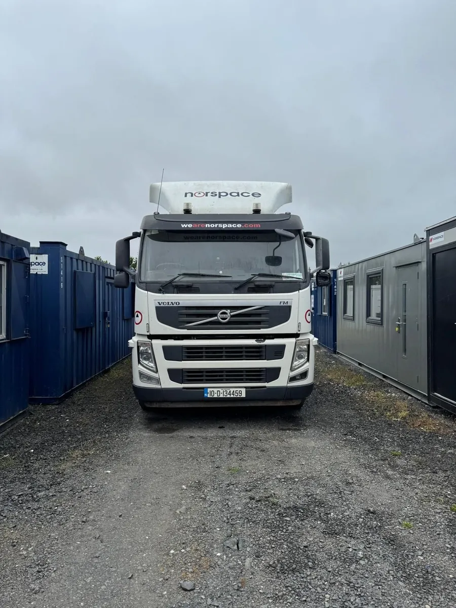 2010 Volvo FM 330 Palfinger crane truck - Image 1