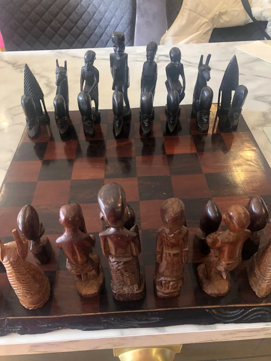Hand carved chess board & pieces - Image 1