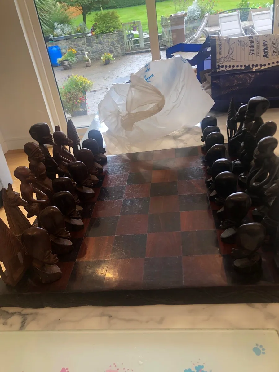 Hand carved chess board & pieces - Image 2