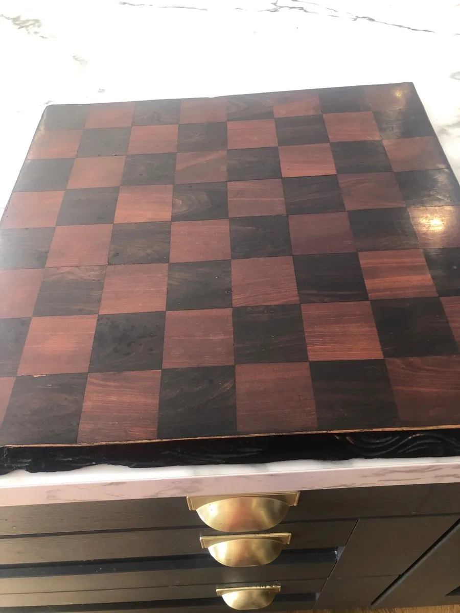 Hand carved chess board & pieces - Image 3