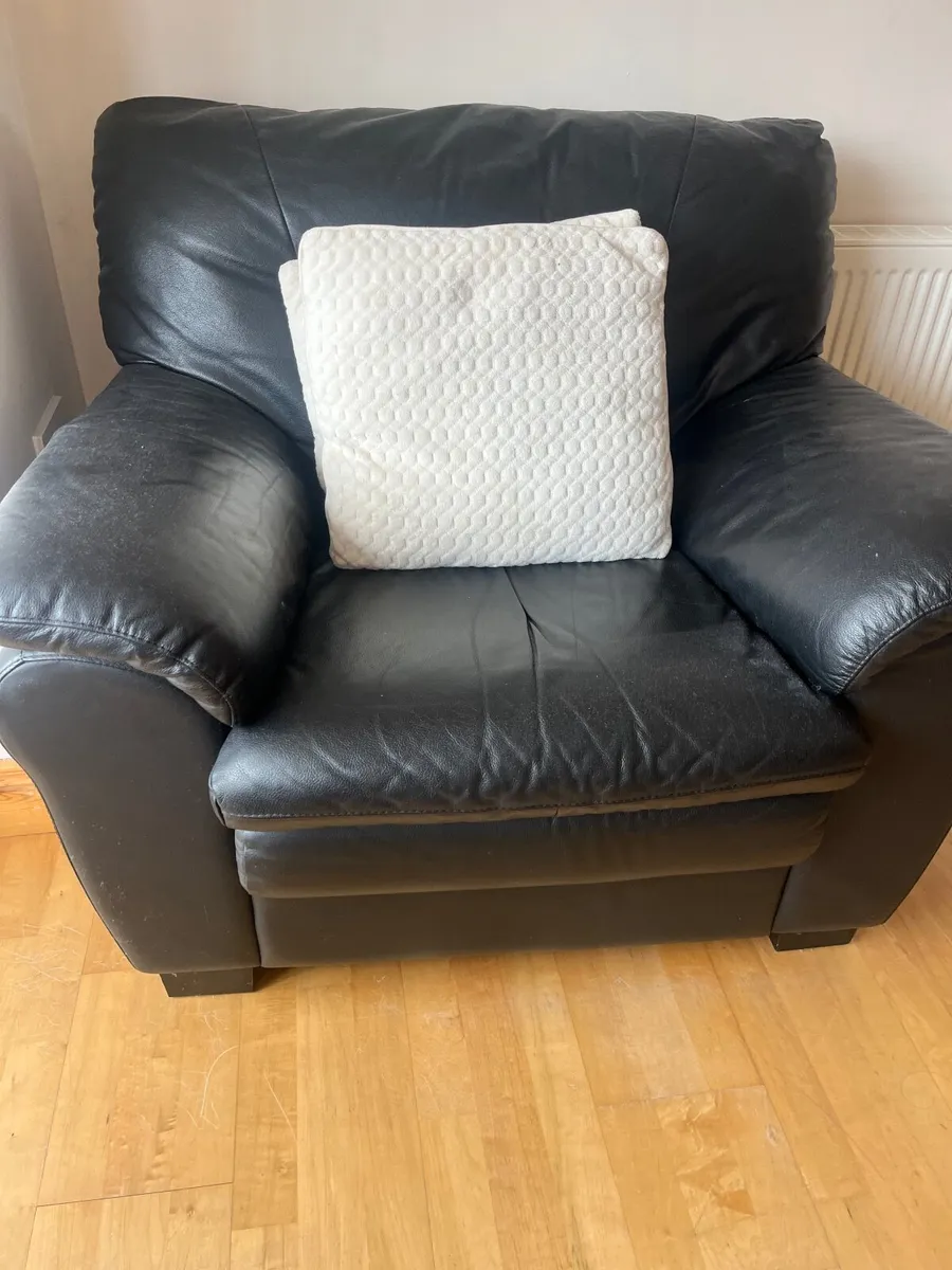 Leather 3 piece suite - Image 1