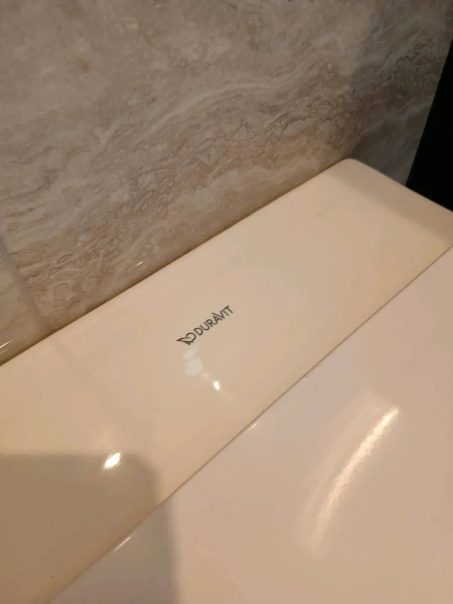 Wall hung toilet - Image 2