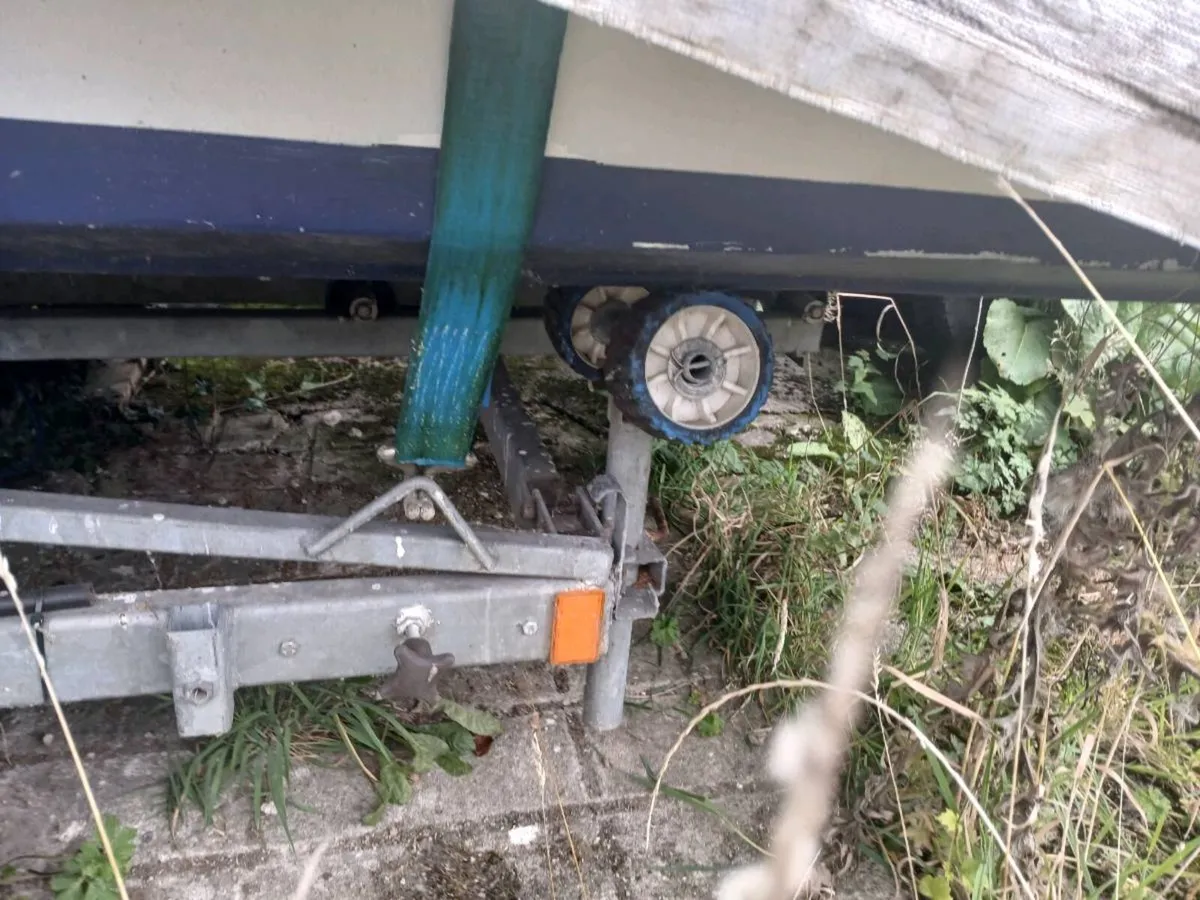 Boat trailer with unfinished project - Image 3