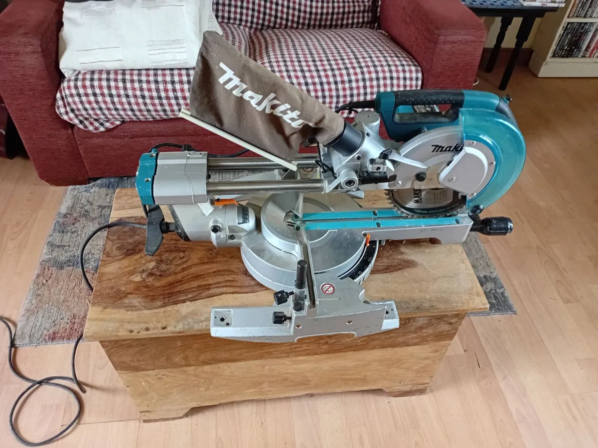 Makita Sliding Compound Mitre Saw - Image 3