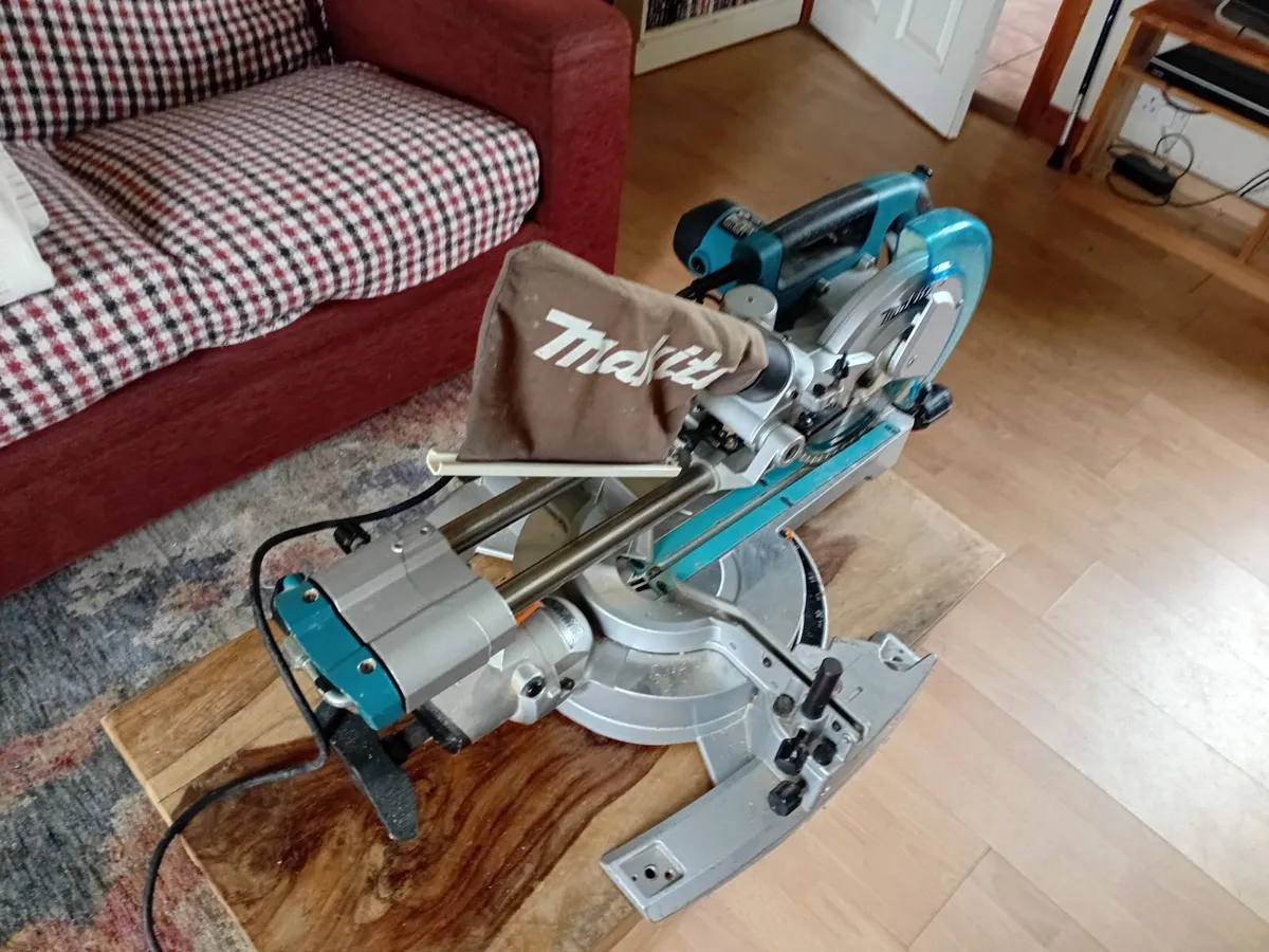 Makita Sliding Compound Mitre Saw - Image 4