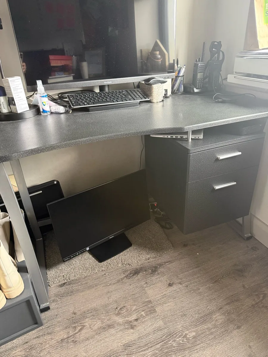 Office desk - Image 1