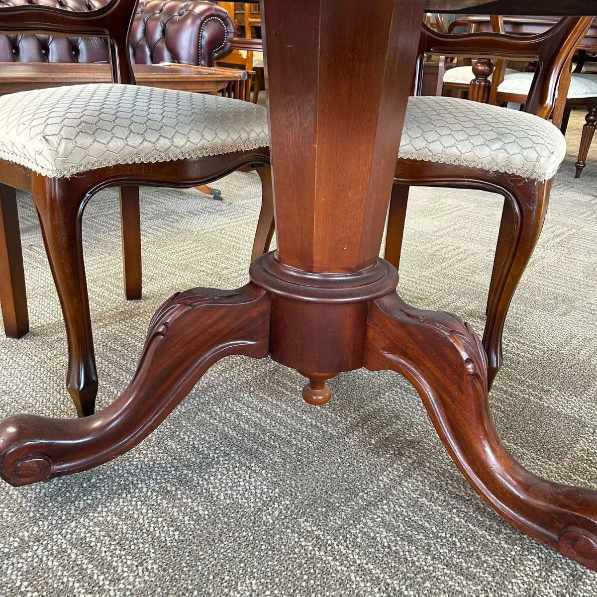 Handsome antique Victorian mahogany dining suite, - Image 3