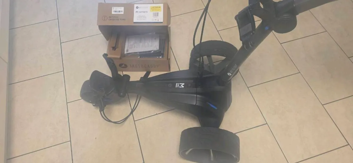Motocaddy M5 GPS GOLF TROLLEY - Image 1
