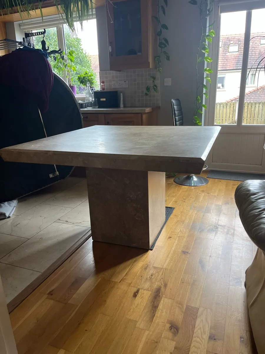 Marble table and two chairs - Image 3