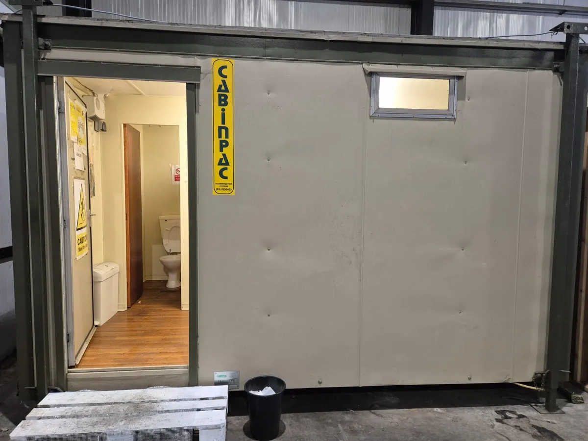 Toilet block for sale - Image 1