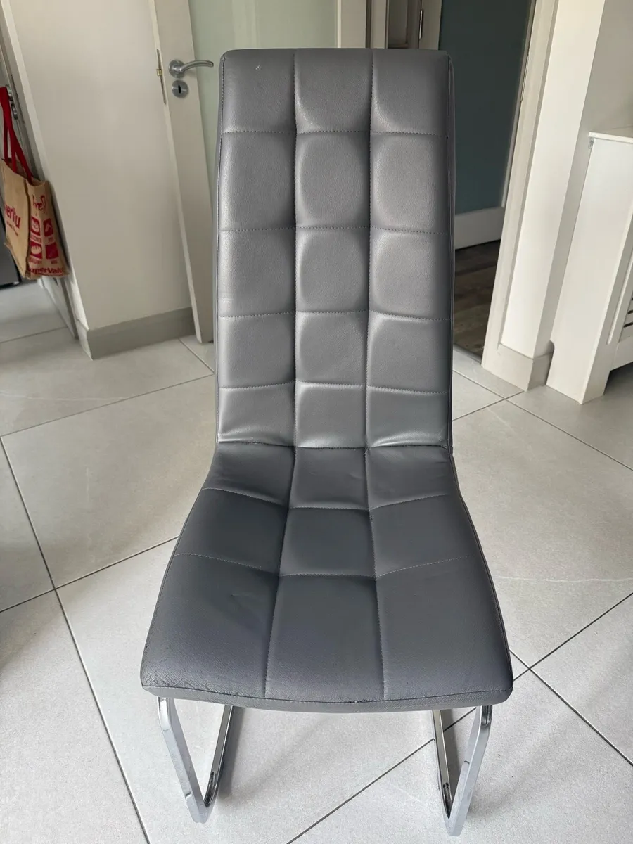 Chairs x 6 - Image 1
