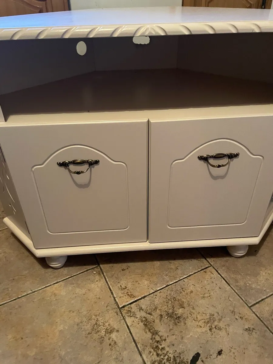 Tv corner unit