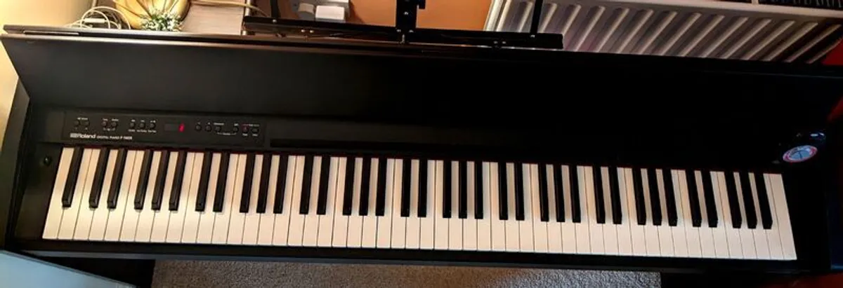 Roland Digital F-140R Piano - Image 4
