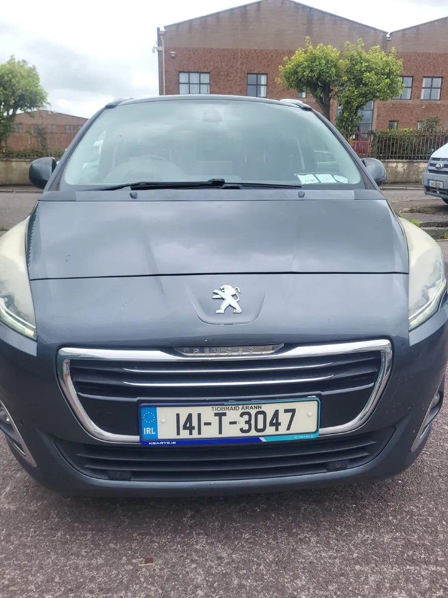 PEUGEOT 5008 DRIVING - Image 1