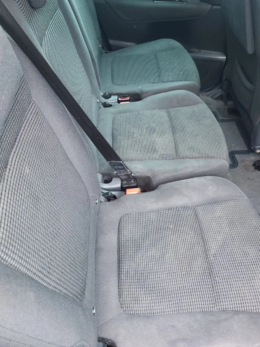 PEUGEOT 5008 DRIVING - Image 3