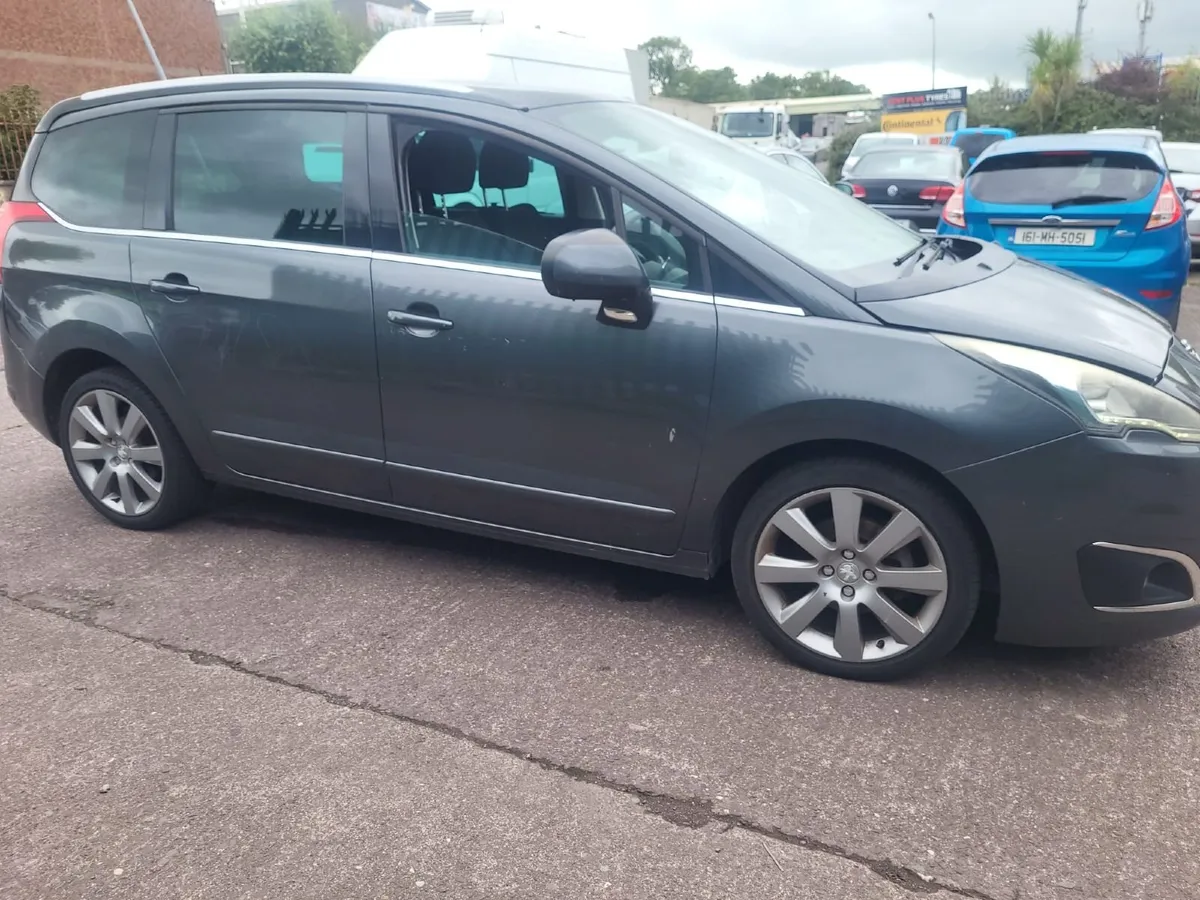 PEUGEOT 5008 DRIVING - Image 4