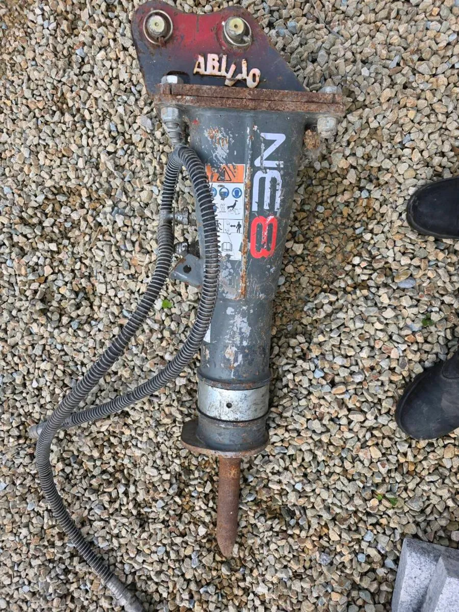 Ne8 wacker neuson rock breaker. - Image 1