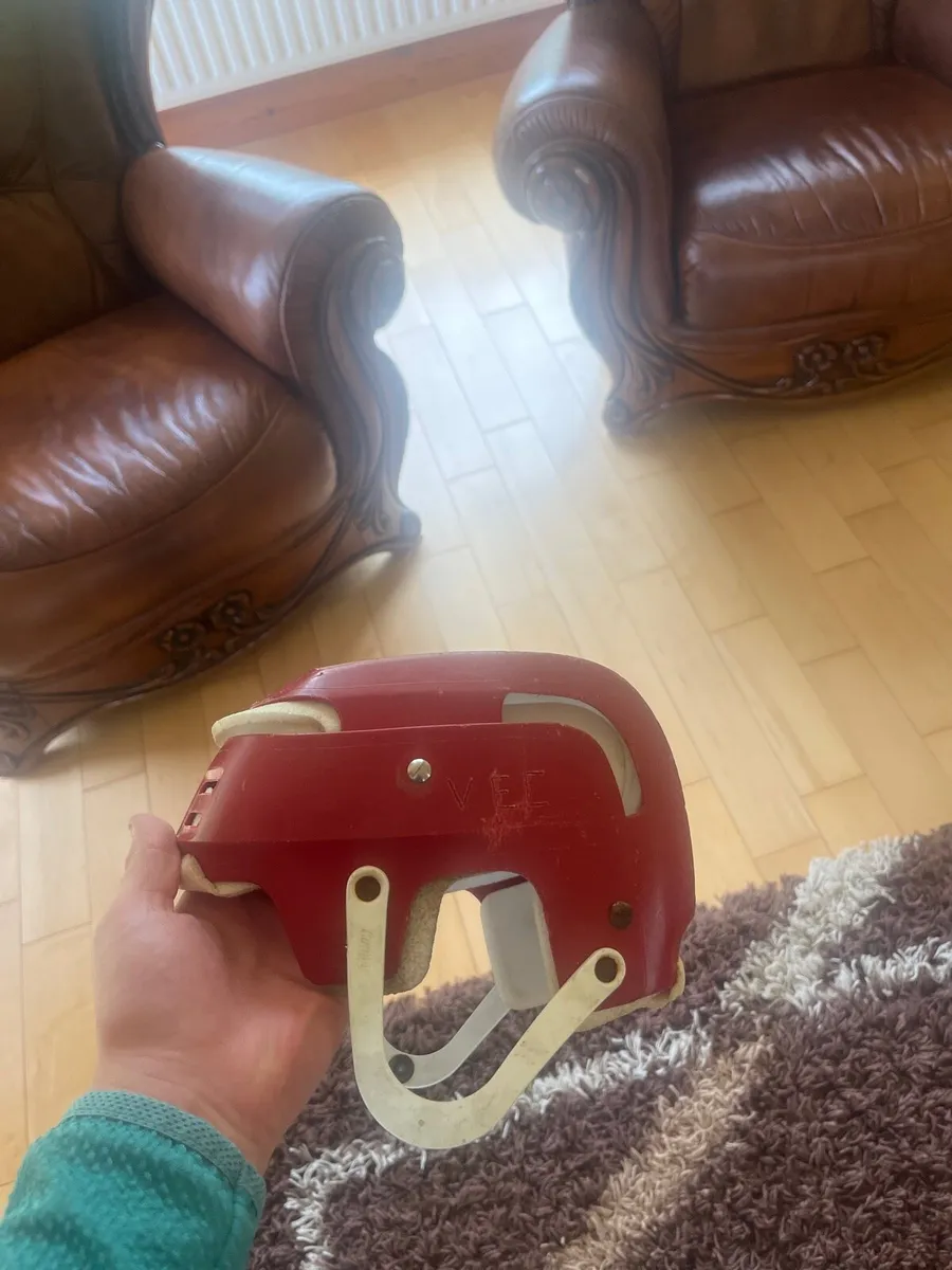 Red oldstyle hurling helmet - Image 2