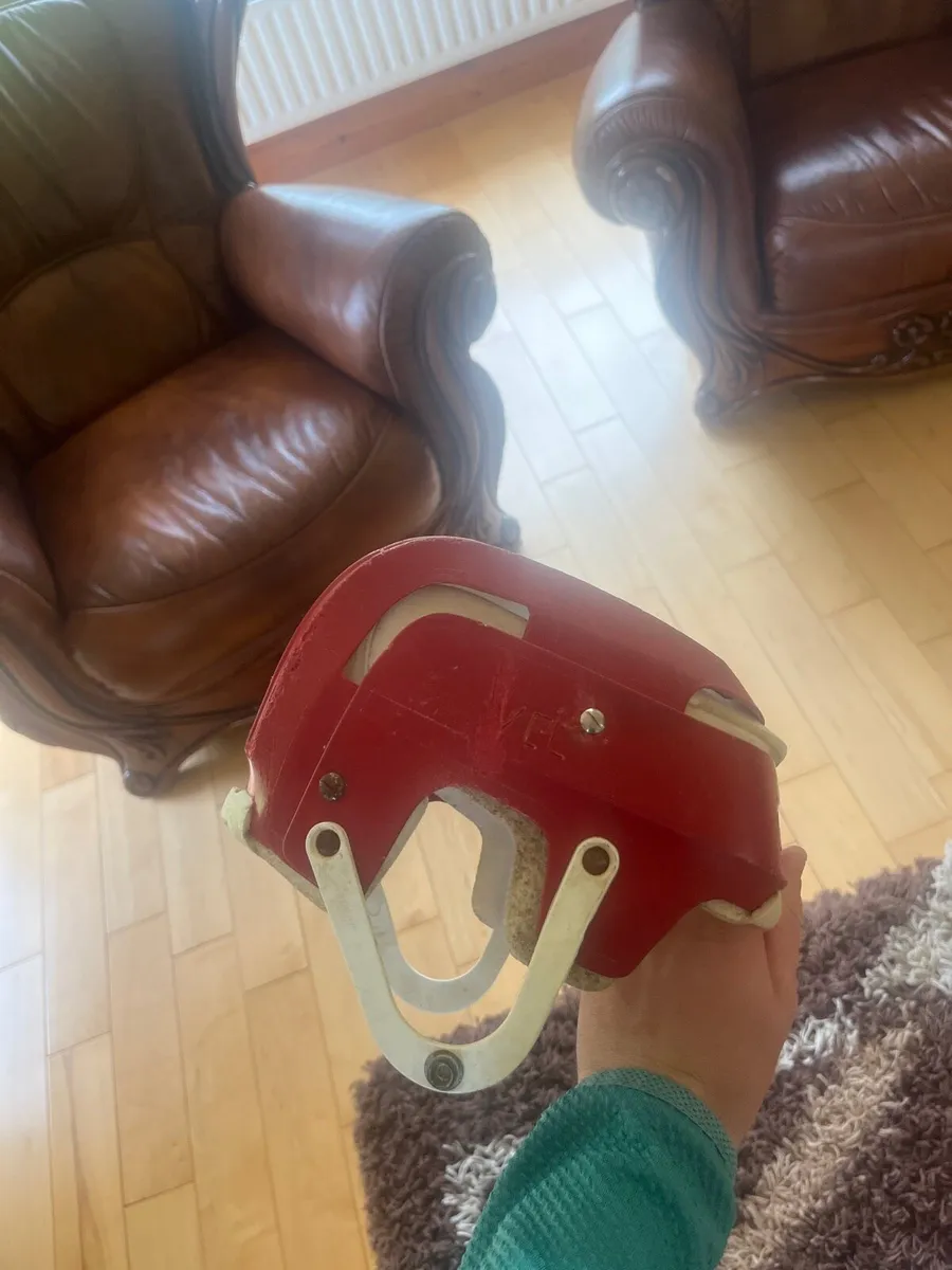 Red oldstyle hurling helmet - Image 3
